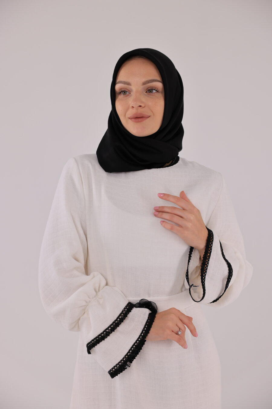 White Classic with Lace - Image 3